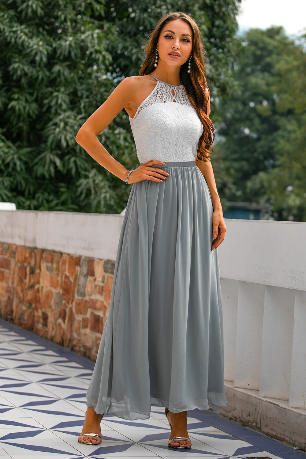 Aurea Női Esküvői Vendég Halter Maxi Ruha Modern Halter Nyakú Elegáns Sziluett Kivitelben